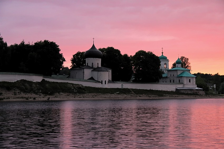 Мирожский монастырь на берегу реки в Пскове
