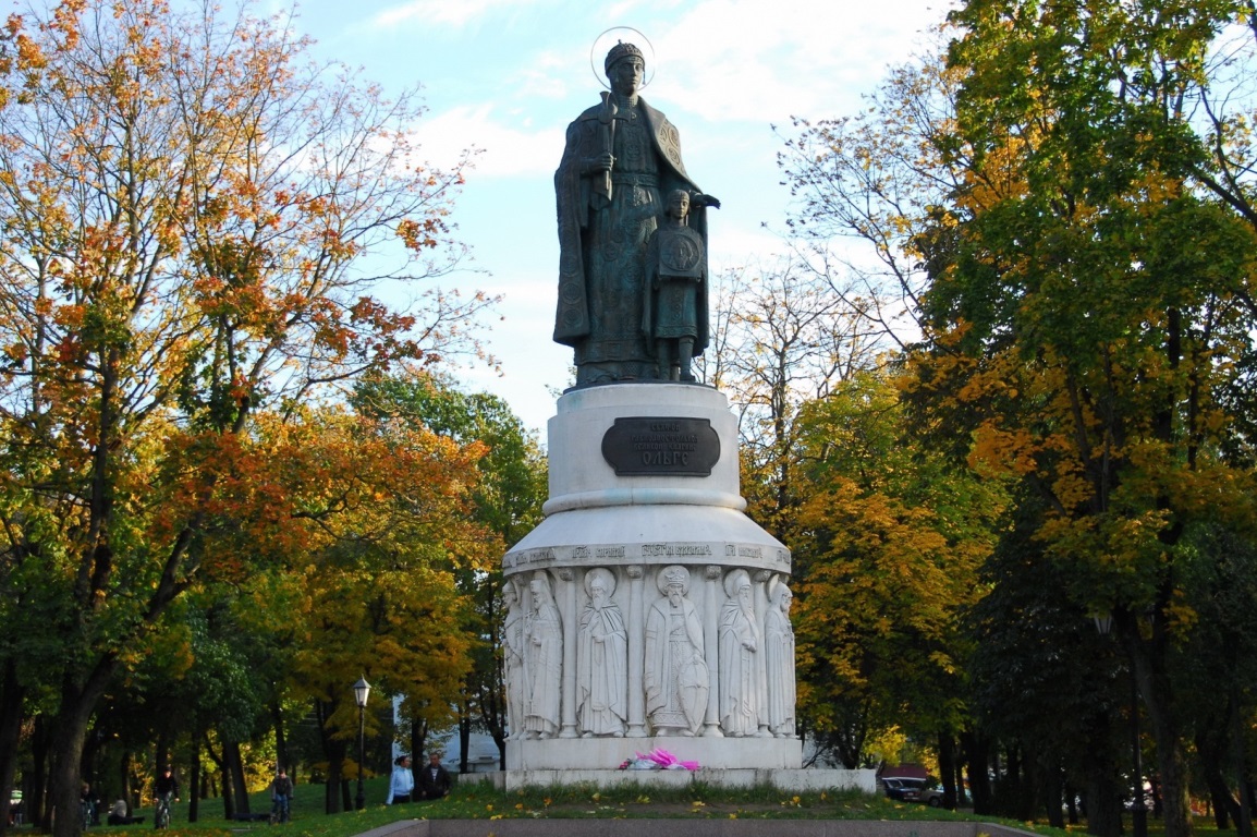 Памятник княгине Ольге в Пскове