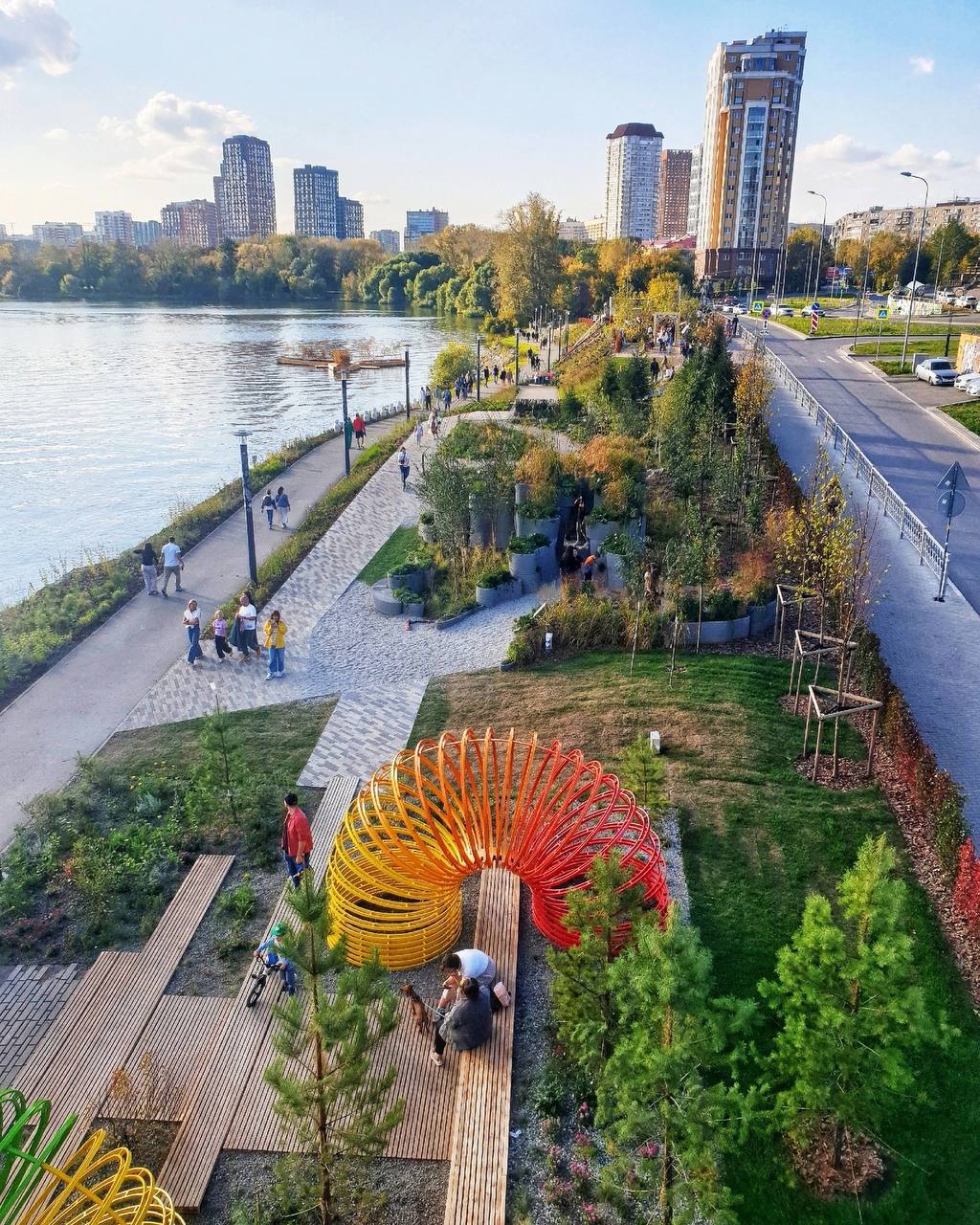 Современное благоустройство у воды в Екатеринбурге