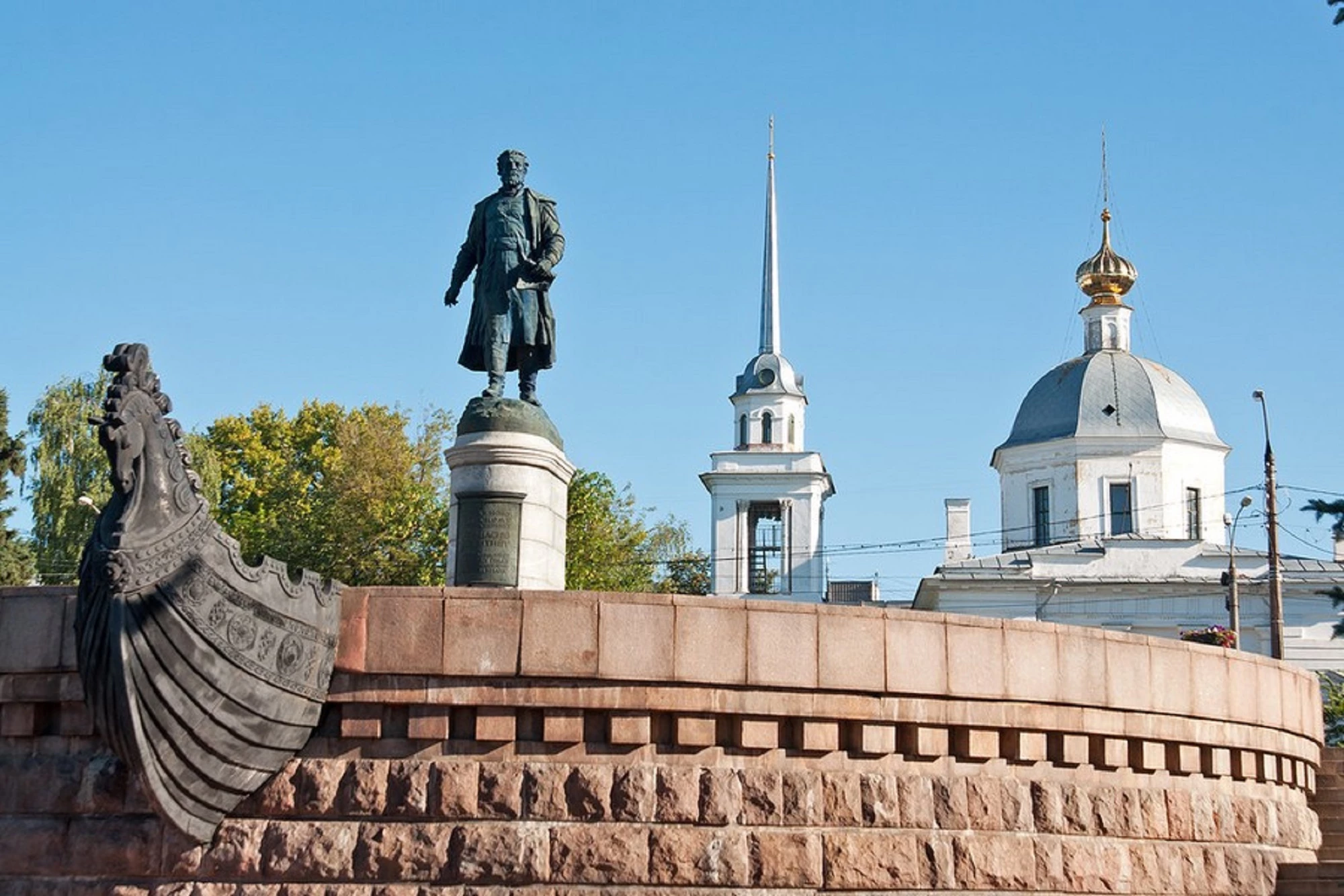Памятник Афанасию Никитину на набережной в Твери
