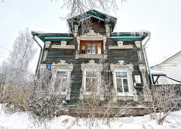 Резной деревянный дом в Вологде